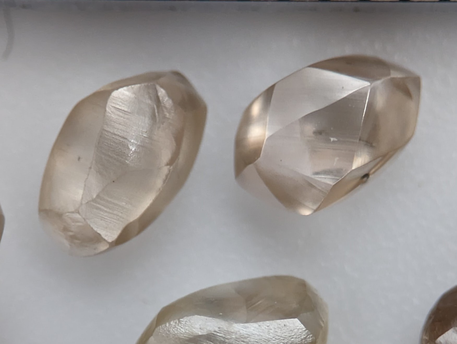 天然ダイヤモンド原石 - 工業向け天然ダイヤモンド原石の取扱量・在庫 